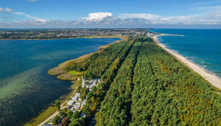 Półwysep Helski oferuje piękne widoki: lasy, plażę, zatokę i miasteczko. Atrakcje przyrodnicze i wypoczynkowe.