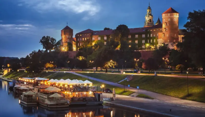 Wieczorny spacer po Wiśle, gdzie Wawel lśni w blasku świateł. Idealne romantyczne miejsca okolice Krakowa.