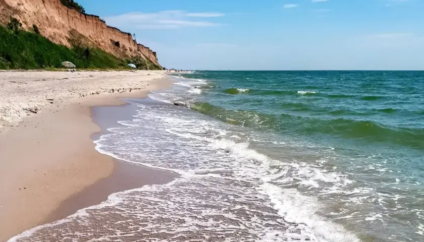 Plaża w Sarbinowie z klifem i zielenią. Idealne miejsce na relaks i odkrywanie atrakcji nad morzem.