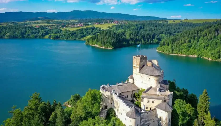 Zamek nad jeziorem, otoczony lasami, to wspaniałe niedzica atrakcje. Wspaniałe widoki i historia czekają na odkrycie.