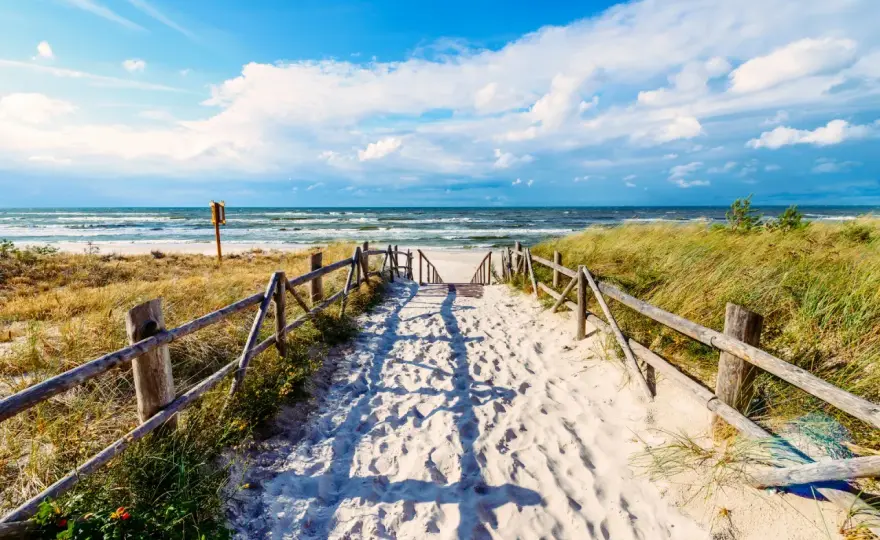 Gdzie najcieplej nad morzem? Odkryj idealne plaże w Polsce!