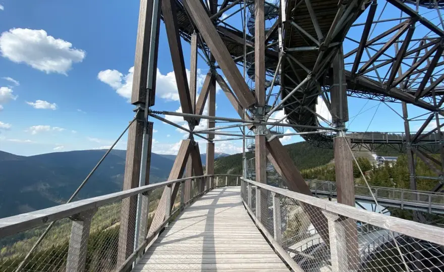 Sky bridge - jak wybrać najlepszy? Poradnik dla turystów