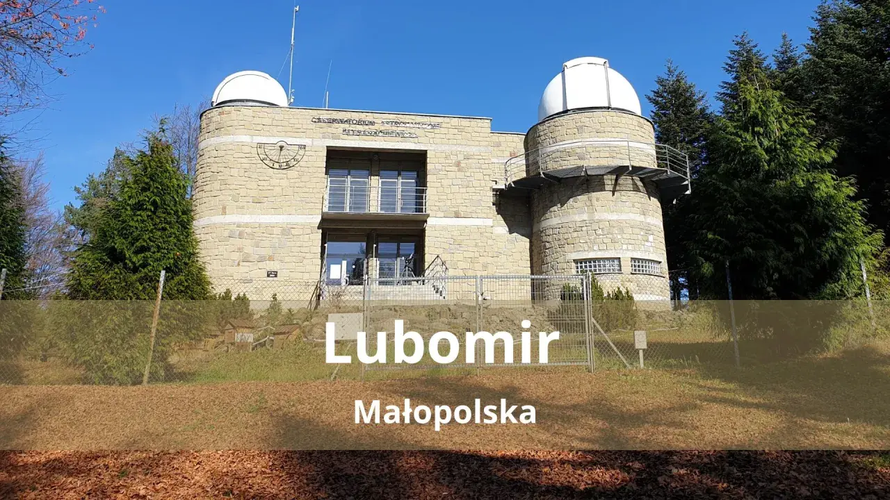 Obserwatorium astronomiczne na szczycie Lubomir, Małopolska. Kamienna budowla z kopułami, otoczona drzewami.