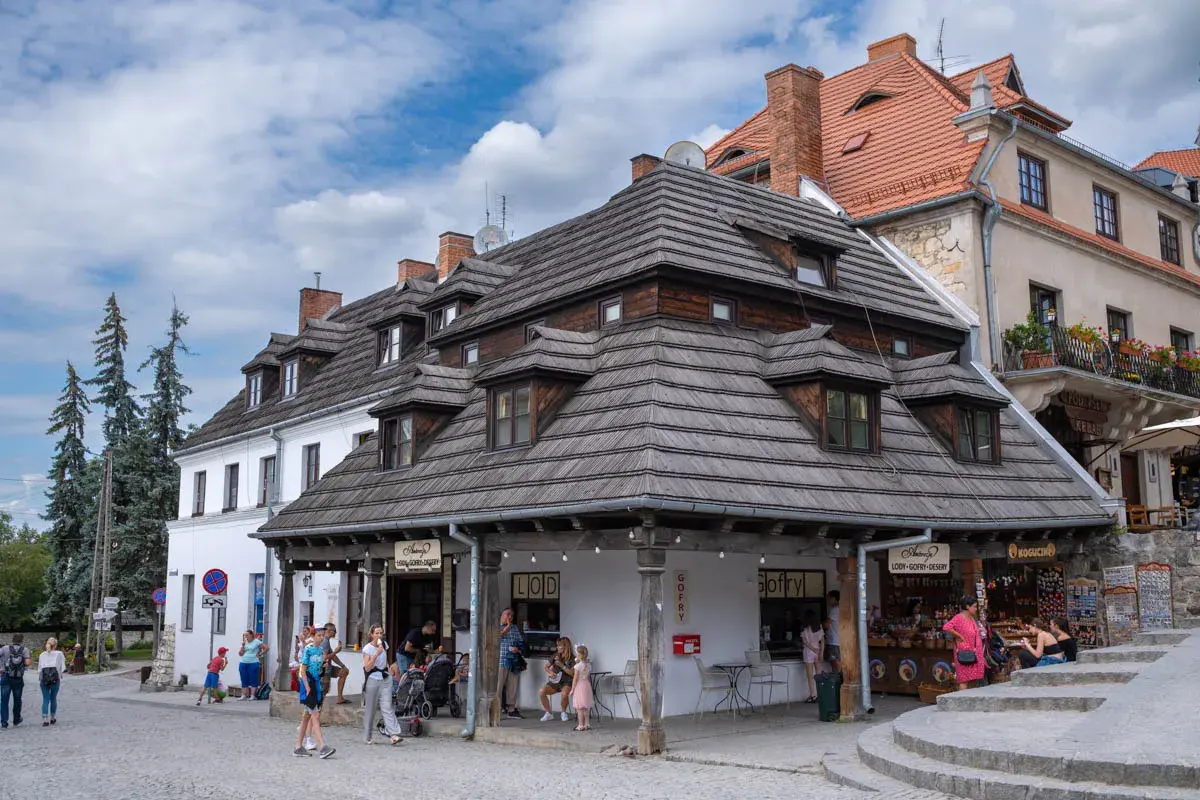 Kazimierz Dolny atrakcje: urokliwy rynek z kamieniczkami, drewniane dachy, lodziarnia i gofry.