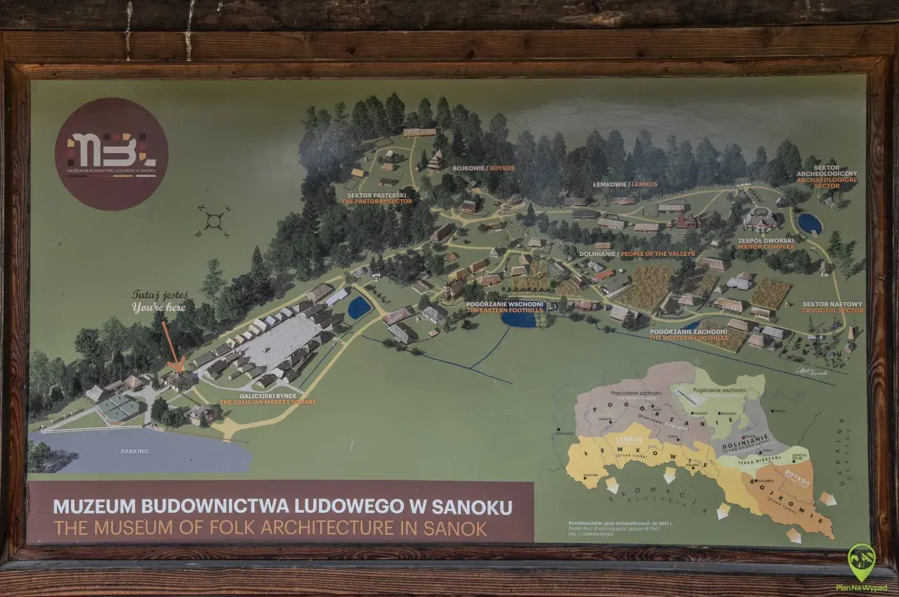 Mapa Muzeum Budownictwa Ludowego w Sanoku. Ukazuje rozmieszczenie sektorów: galicyjskiego rynku, pasterskiego, bojkowskiego, łemkowskiego, dolinian, dworskiego, naftowego i archeologicznego.