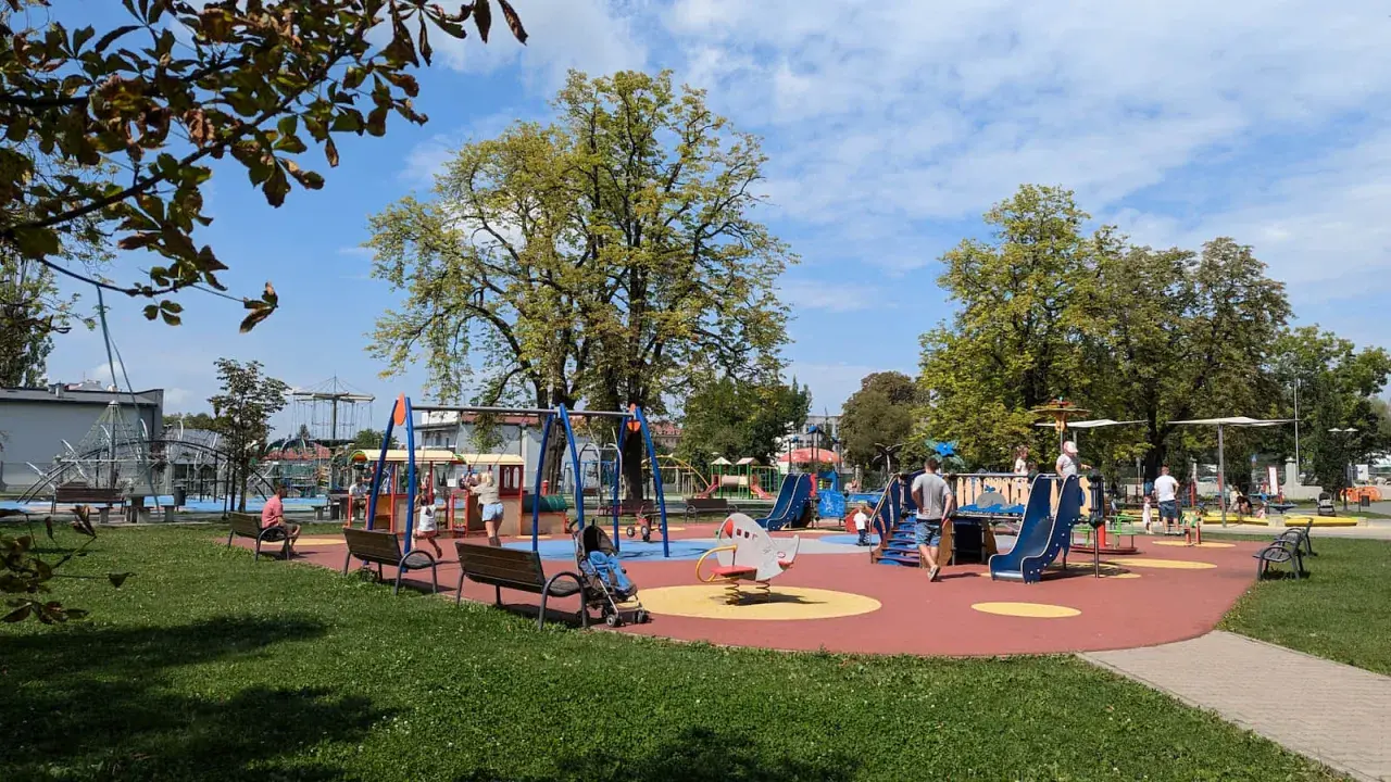 Kolorowy plac zabaw w Tarnowie, pełen śmiechu dzieci i zieleni. Wspaniałe tarnowskie atrakcje dla najmłodszych.