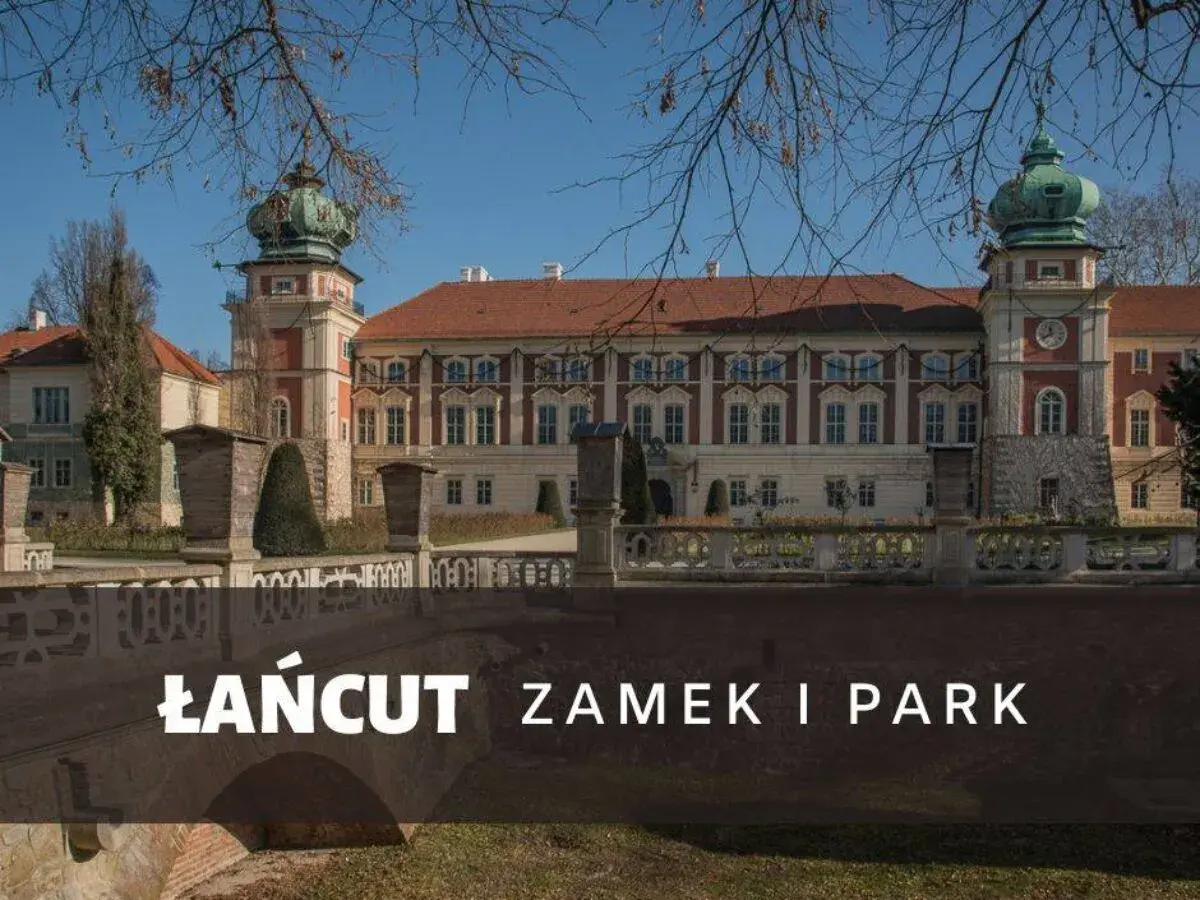 Łańcut atrakcje: okazały zamek z wieżami i kopułami, otoczony parkiem.