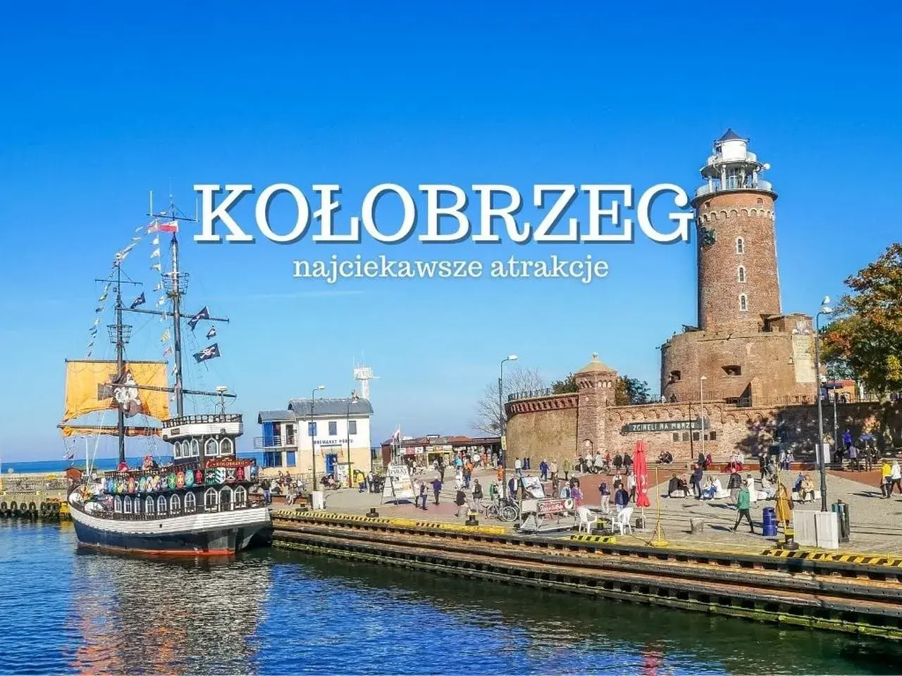 Kołobrzeg atrakcje: statek piracki i latarnia morska przy nabrzeżu pełnym turystów.