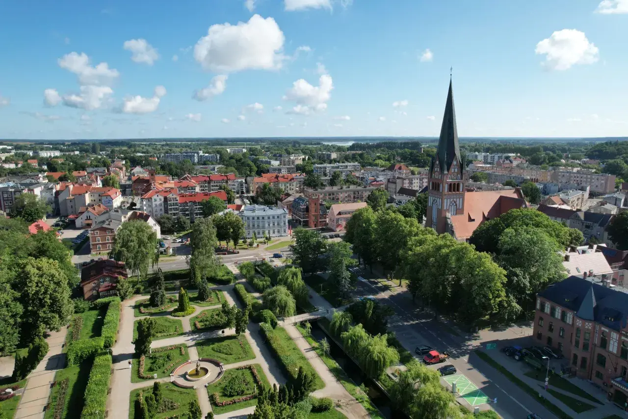 Widok z lotu ptaka na miasto, z pięknym parkiem i kościołem. Odkryj szczecinek atrakcje!