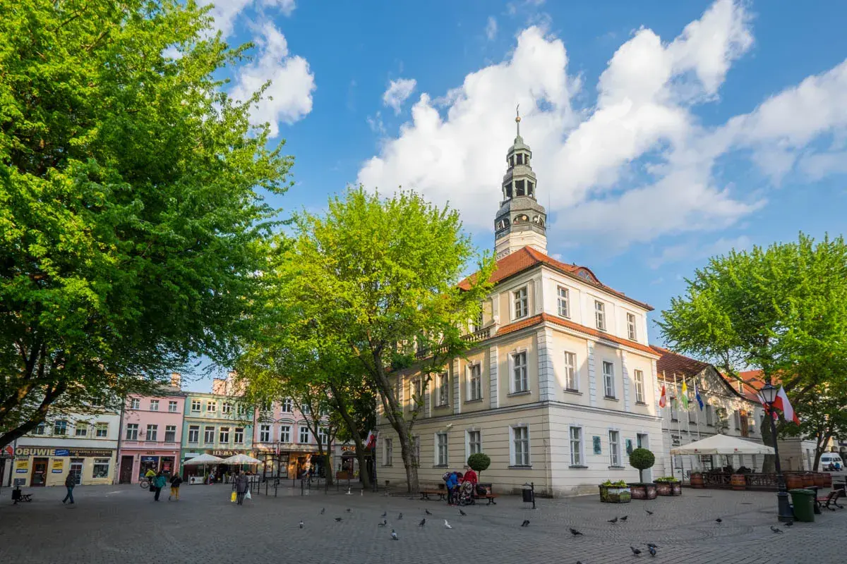 Rynek w Zielonej Górze, z ratuszem i kolorowymi kamieniczkami, zaprasza do odkrywania jego urokliwych atrakcji.