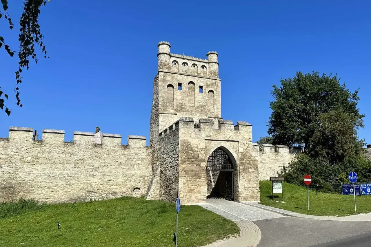 Kamienna brama z wieżą, przypominająca polskie Carcassonne, strzeże wejścia do zabytkowego miasta.
