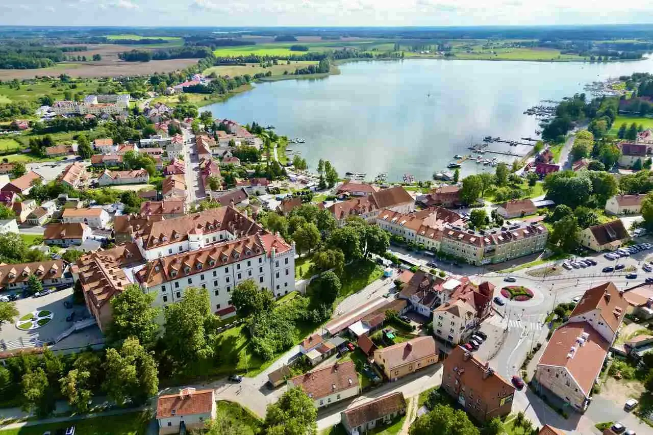 Malownicze Mazury, gdzie jechać? Urokliwe miasteczko z zamkiem, portem jachtowym i jeziorem zachęca do odpoczynku.