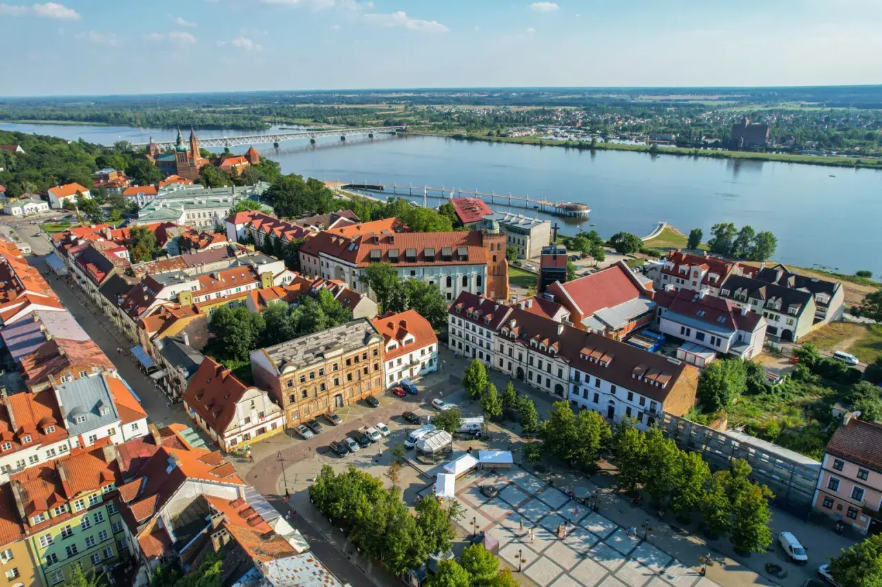 Widok na Wisłę i urokliwe kamienice Starego Miasta. Płock atrakcje zachwycają o każdej porze roku.