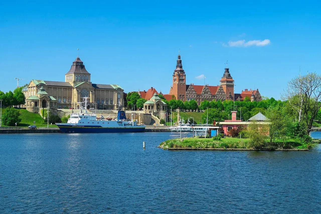 Widok na port w Szczecinie z muzeami i statkiem. Odkryj atrakcje Szczecina i okolic!