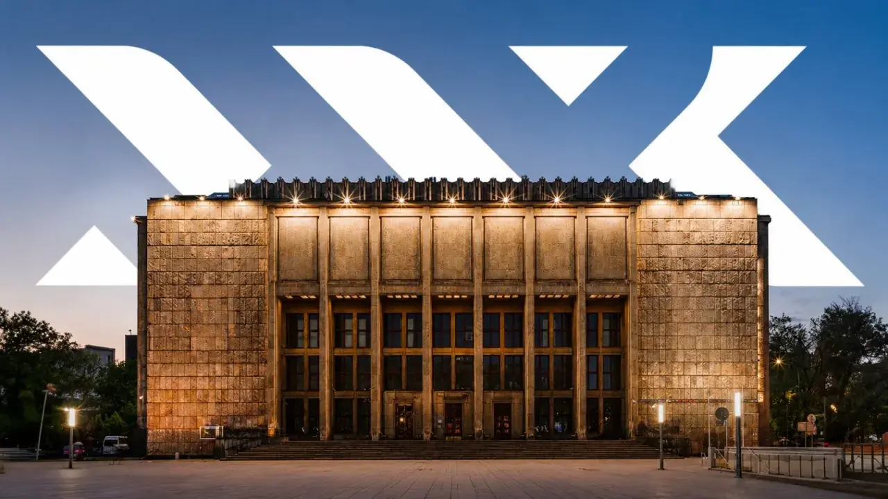 Monumentalna fasada Muzeum Narodowego w Warszawie, jednego z kluczowych muzeów w Polsce, oświetlona wieczorem.