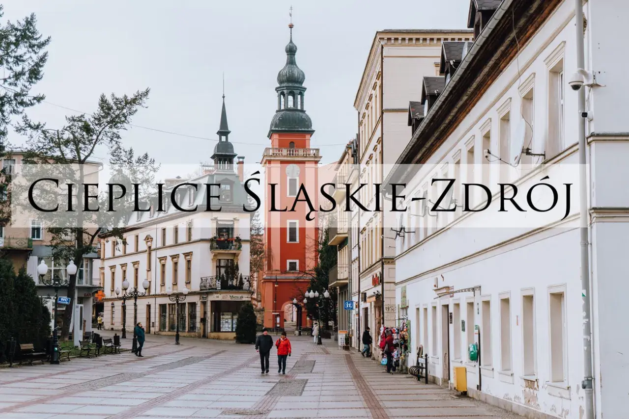 Spacer po urokliwym rynku w Cieplice Śląskie-Zdrój. W tle charakterystyczna wieża ratuszowa.