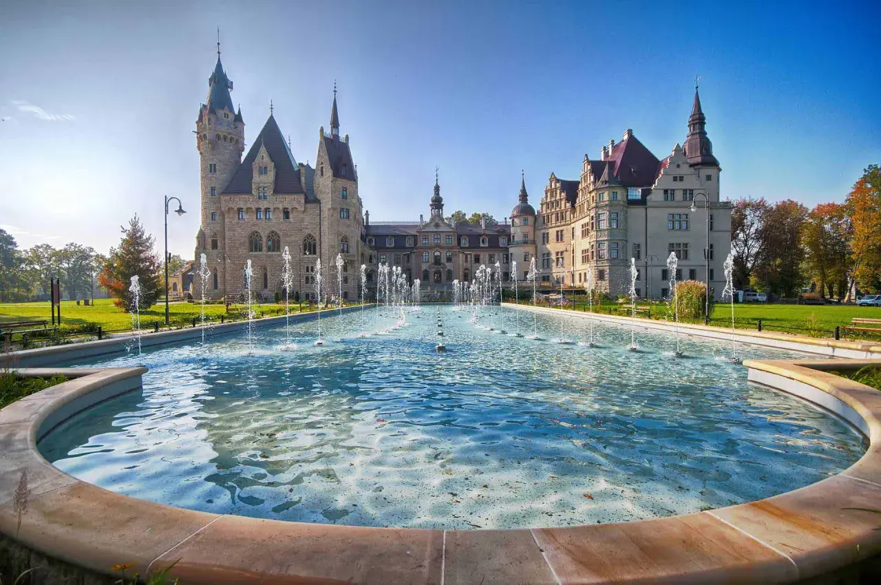 Zamek Moszna zachwyca fontannami i architekturą. Trasa zwiedzania tego miejsca to niezapomniane przeżycie.