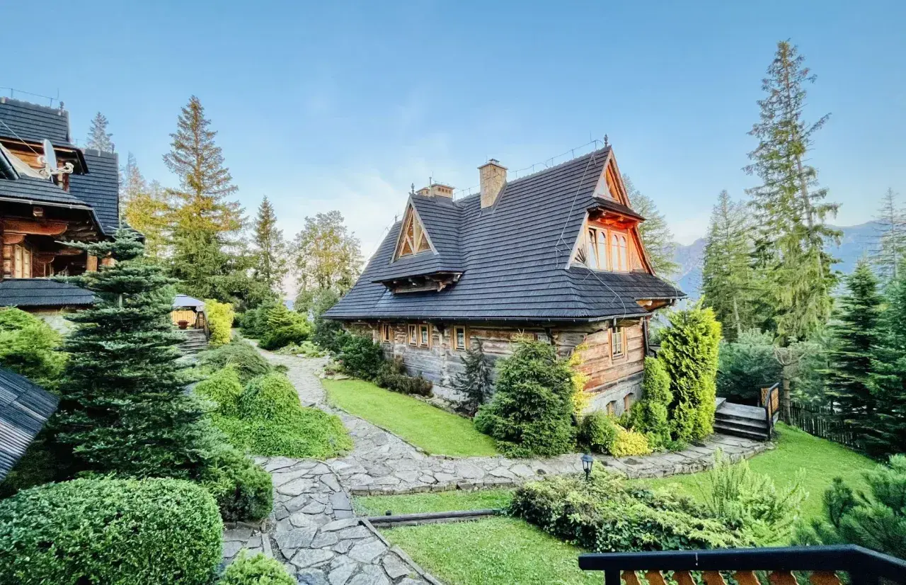 Drewniane domy w górskim otoczeniu, idealne na plan zwiedzania "Zakopane w 3 dni co zwiedzić".