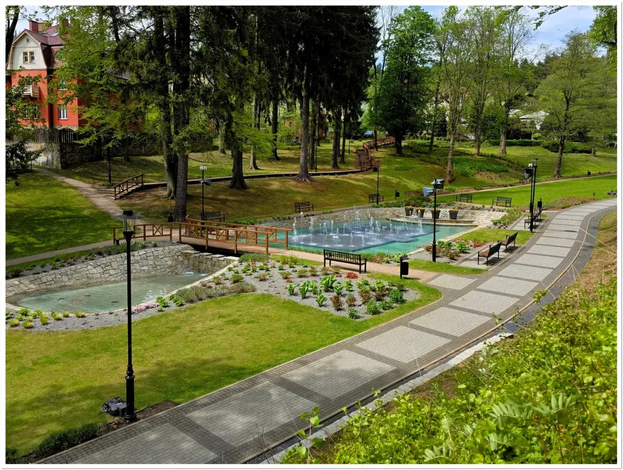 Piękny park w Jedlinie-Zdroju z fontannami, mostkami i alejkami. Idealne miejsce na relaks i podziwianie jedlina zdrój atrakcje.