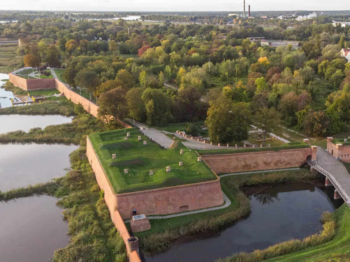 Fortyfikacje i zieleń nad wodą – to jedne z lubuskich atrakcji. Spacer po murach i mostach zapiera dech.