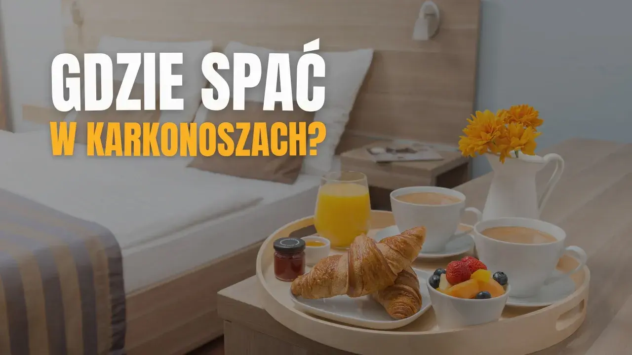 Gdzie spać w Karkonoszach? Śniadanie w hotelu: rogaliki, kawa, owoce i sok. Idealny początek dnia przed zwiedzaniem górskich miast.