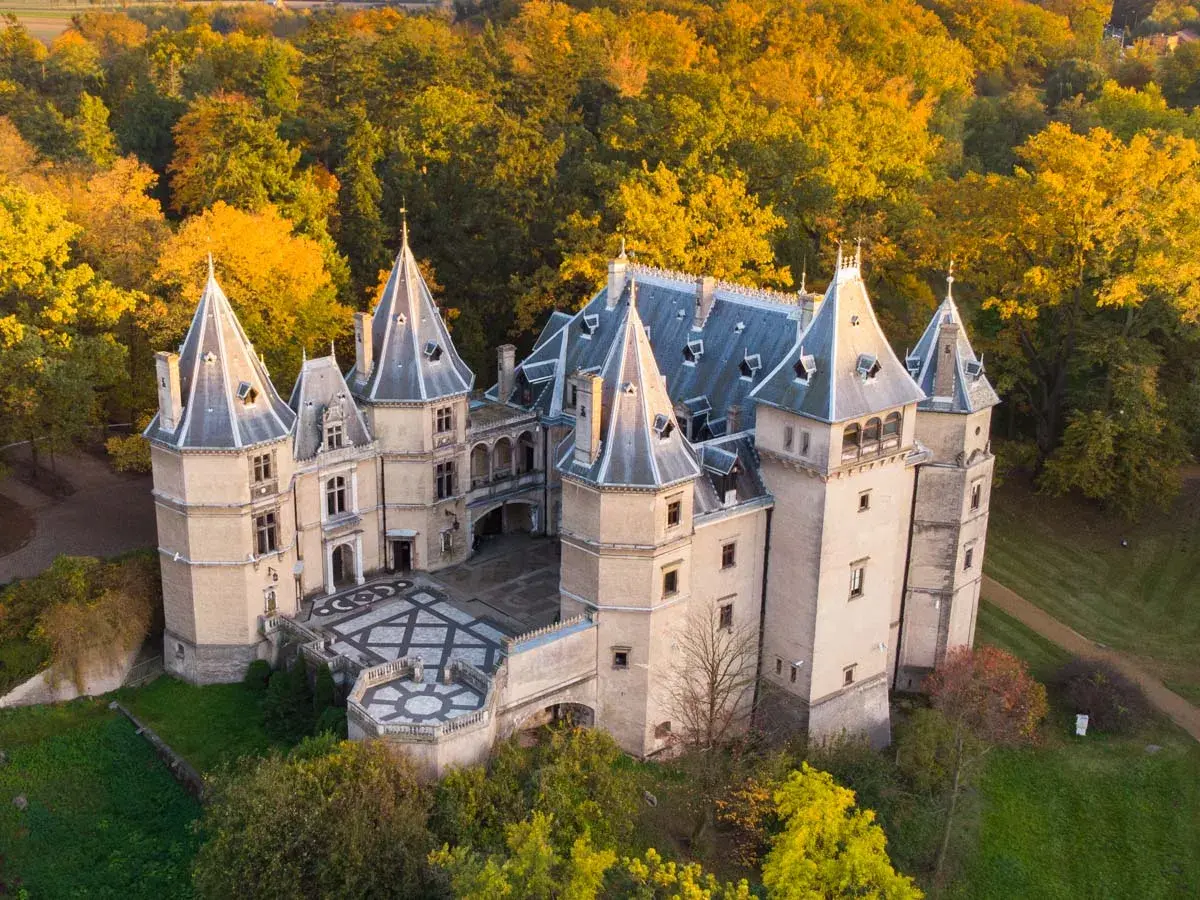 Piękny zamek w otoczeniu jesiennych drzew. Jeden z wielu wspaniałych zamków w Polsce, zachwyca swoją architekturą i malowniczym położeniem.