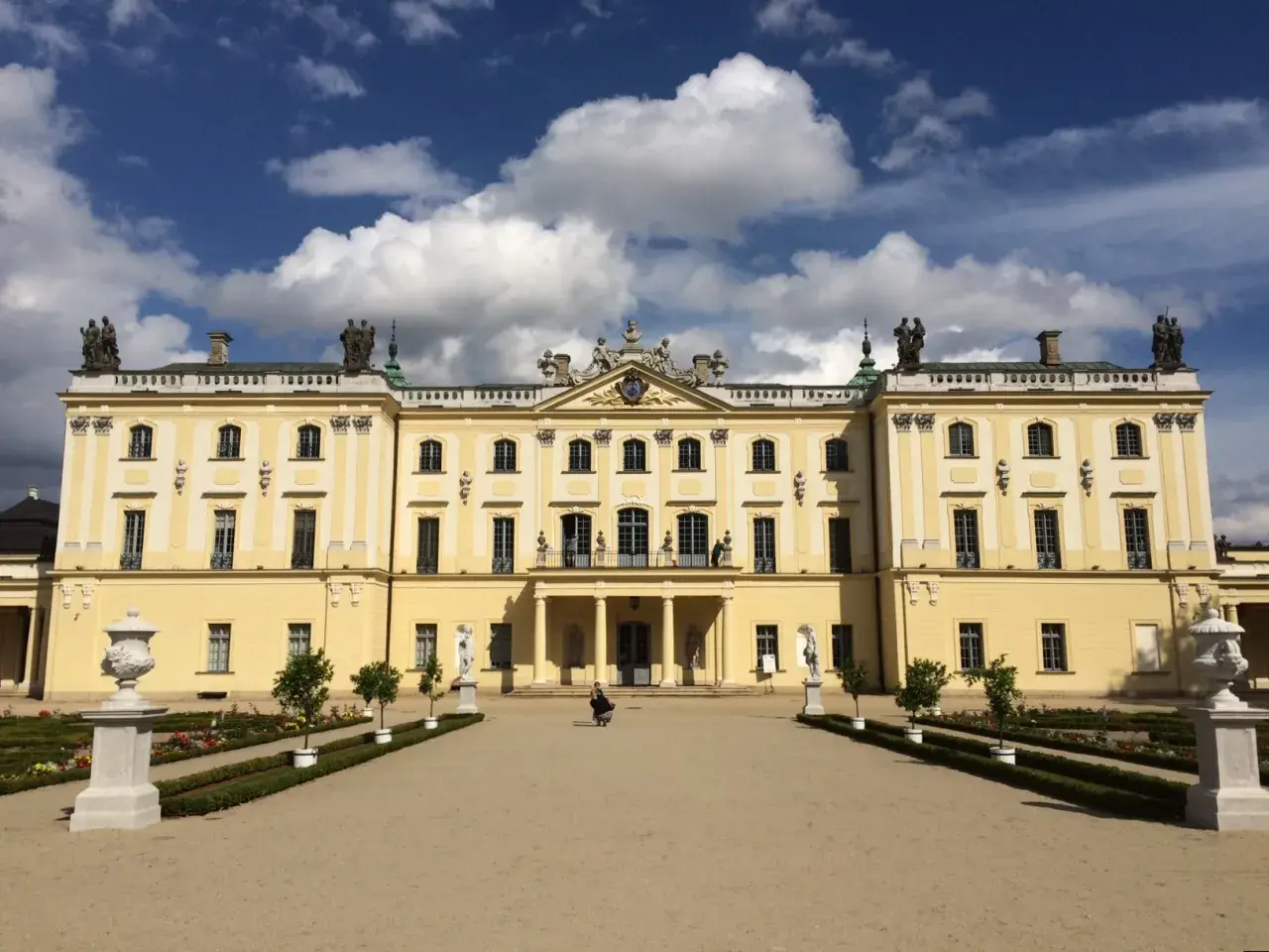 Pałac Branickich w Białymstoku, wspaniały przykład barokowej architektury, to miejsce, które koniecznie trzeba zobaczyć.