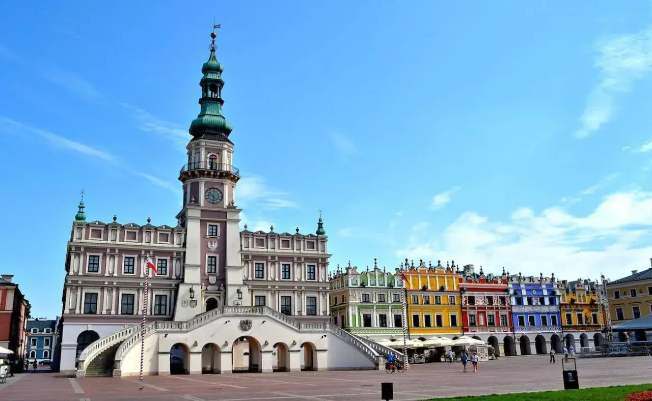 Zamość, jeden z najpiękniejszych miast w Polsce, zachwyca renesansowym ratuszem i kolorowymi kamienicami na Rynku Wielkim.