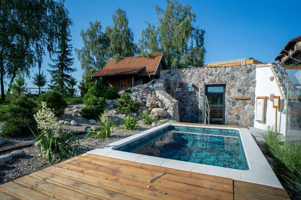 Relaks w lubuskim spa: basen, kamienna ściana z sauną i urokliwy ogród. Idealne miejsce na odpoczynek.