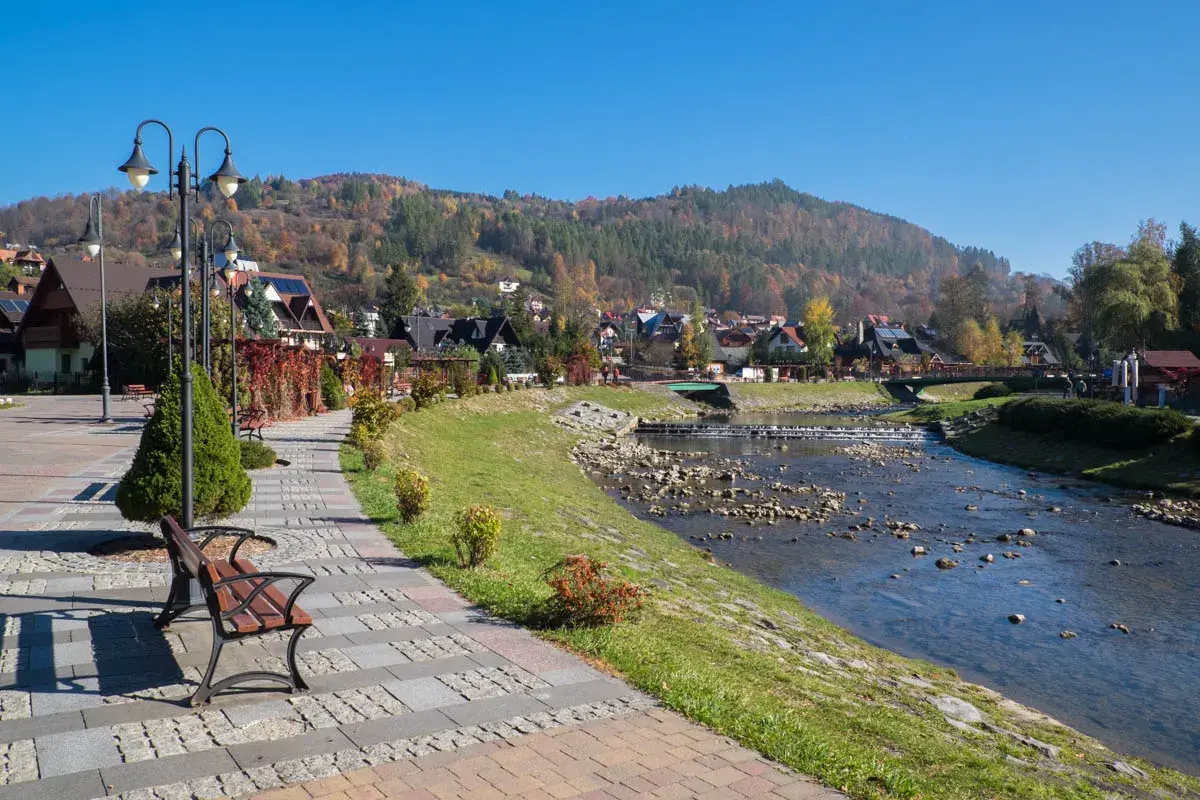 Spacer po urokliwej promenadzie w Szczawnicy, z widokiem na górskie krajobrazy i Dunajec. Atrakcje tego miejsca zachwycają o każdej porze roku.
