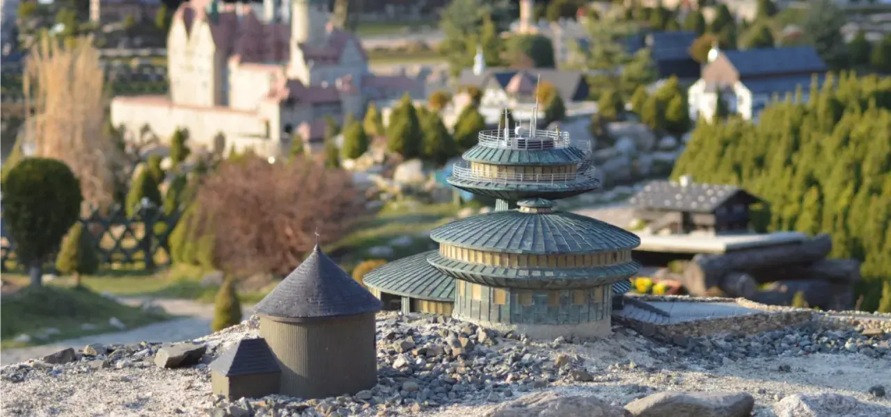 Miniaturowa architektura, zamki i domki w otoczeniu zieleni. Idealne atrakcje Kowary i okolice dla małych odkrywców.