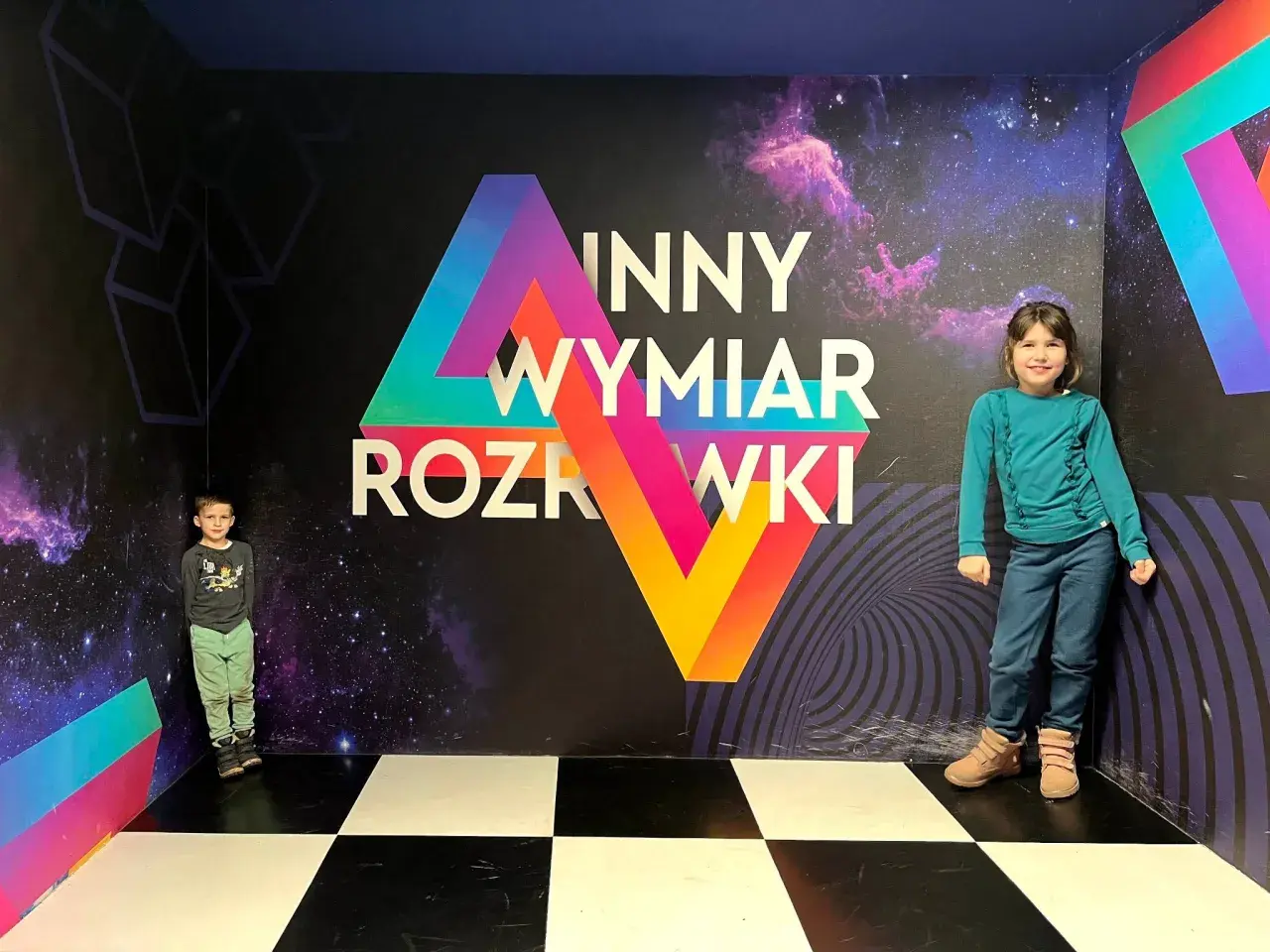 Dzieci w kosmicznym pokoju zagadek. Niesamowite atrakcje dla dzieci w Warszawie, gdzie można poczuć się jak w innym wymiarze.