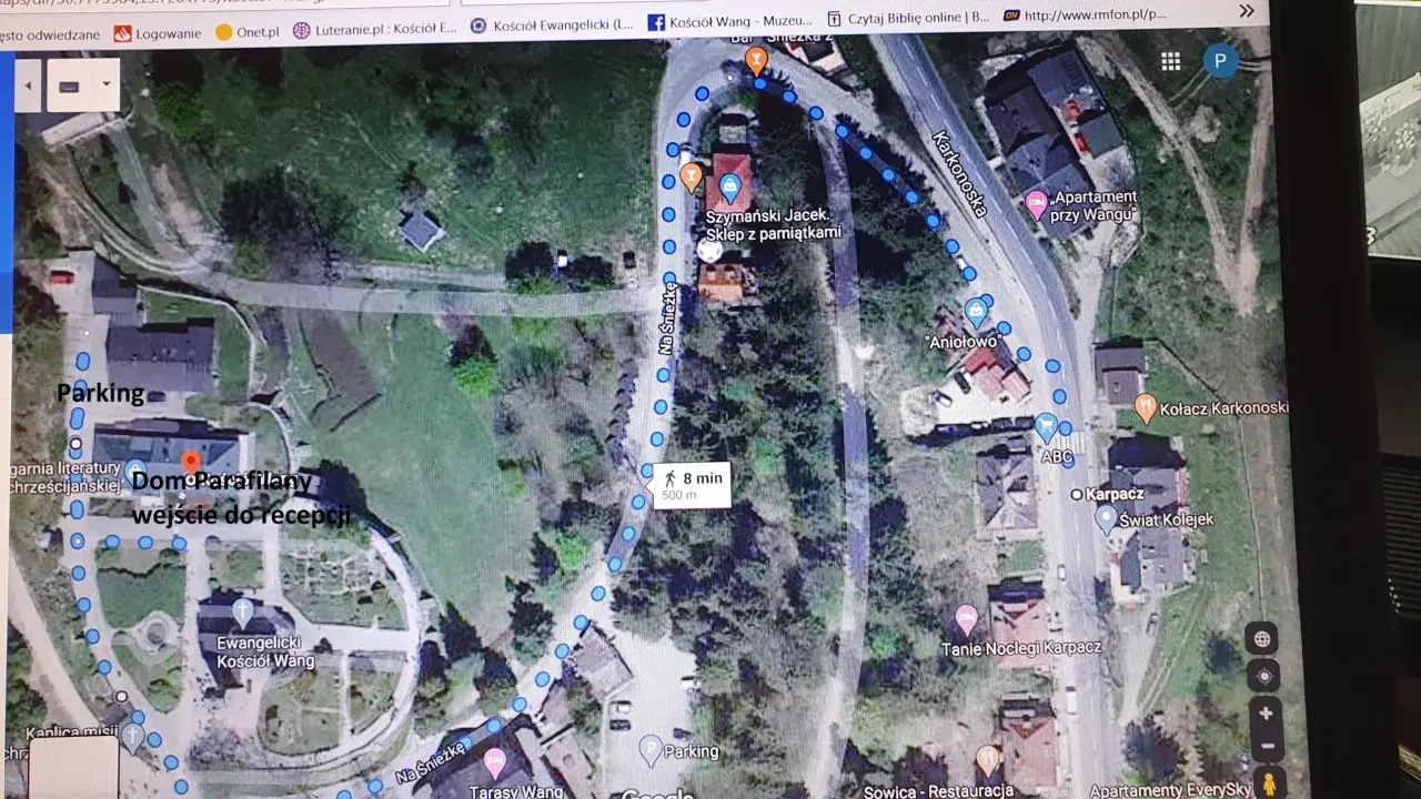Mapa Google z zaznaczoną trasą do **Kościoła Wang**. Widoczny parking, sklep z pamiątkami i apartamenty.