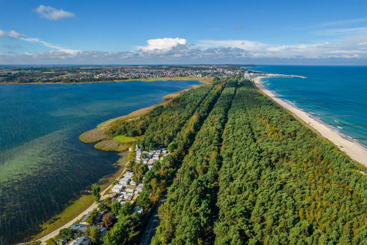 Półwysep Helski oferuje piękne widoki: lasy, plażę, zatokę i miasteczko. Atrakcje przyrodnicze i wypoczynkowe.