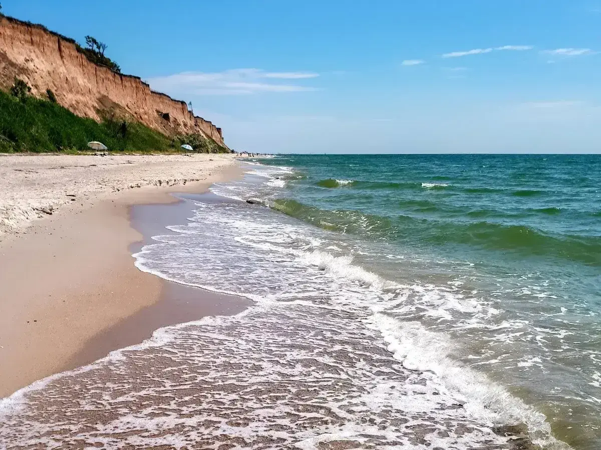 Plaża w Sarbinowie z klifem i zielenią. Idealne miejsce na relaks i odkrywanie atrakcji nad morzem.