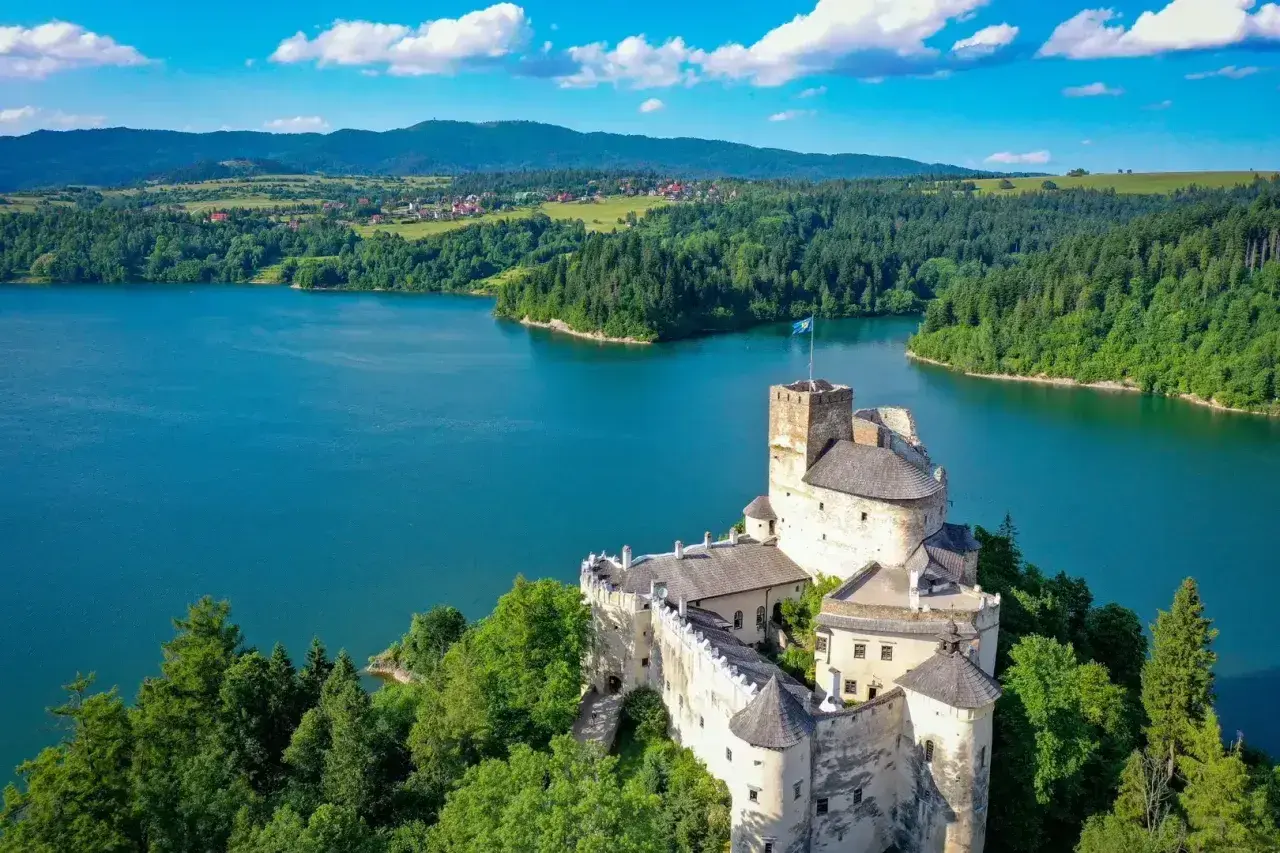 Zamek nad jeziorem, otoczony lasami, to wspaniałe niedzica atrakcje. Wspaniałe widoki i historia czekają na odkrycie.