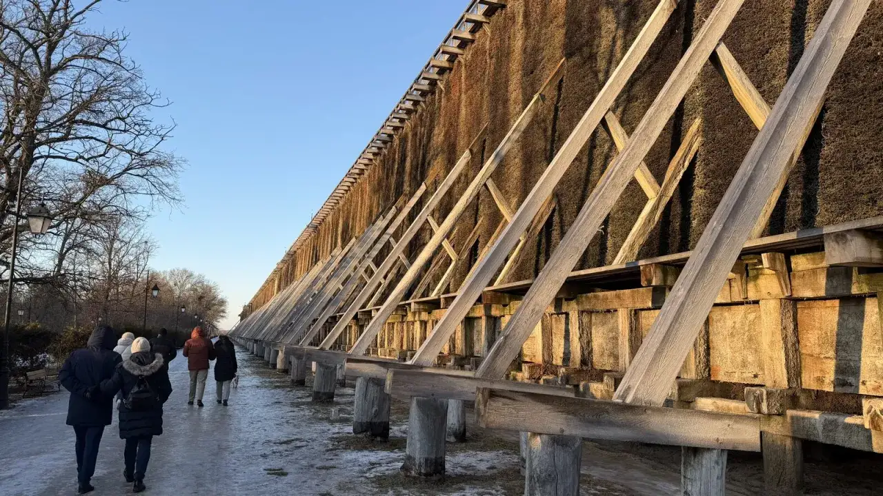 Spacer po tężniach w Ciechocinku. Jedne z głównych atrakcji tego uzdrowiska, gdzie można poczuć leczniczy klimat.
