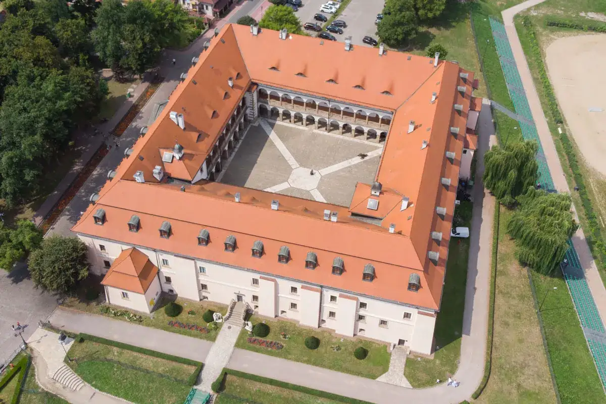 Zamek Królewski w Niepołomicach, z lotu ptaka. Wspaniałe niepołomice atrakcje, z dziedzińcem i arkadami.