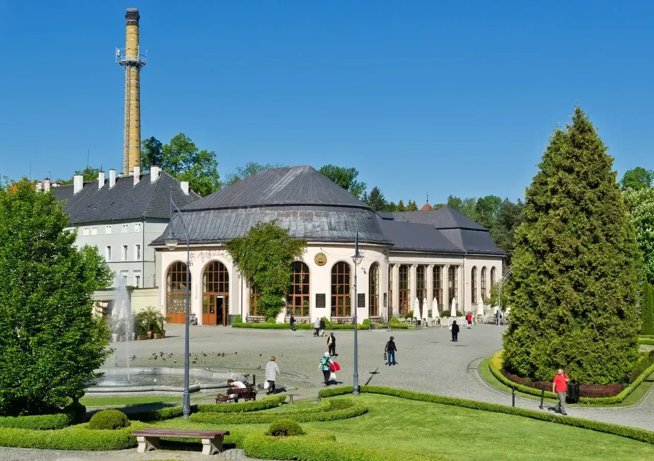 Spacer po Parku Zdrojowym w Kudowie Zdroju, gdzie można podziwiać zabytkową architekturę i zieleń. Atrakcje tego miejsca zachwycają.