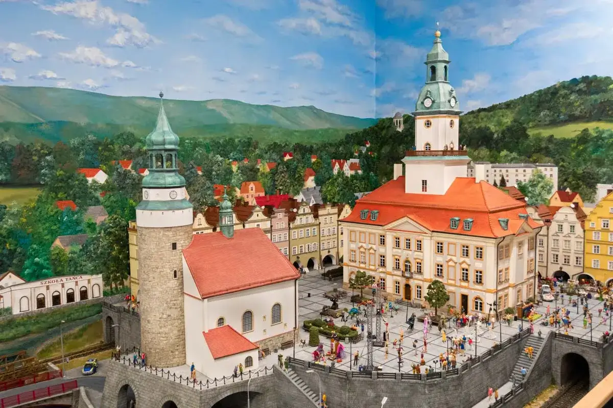 Miniaturowa panorama miasta z wieżami i placem pełnym ludzi. Idealne miejsce, by odkryć atrakcje w okolicy Jeleniej Góry.