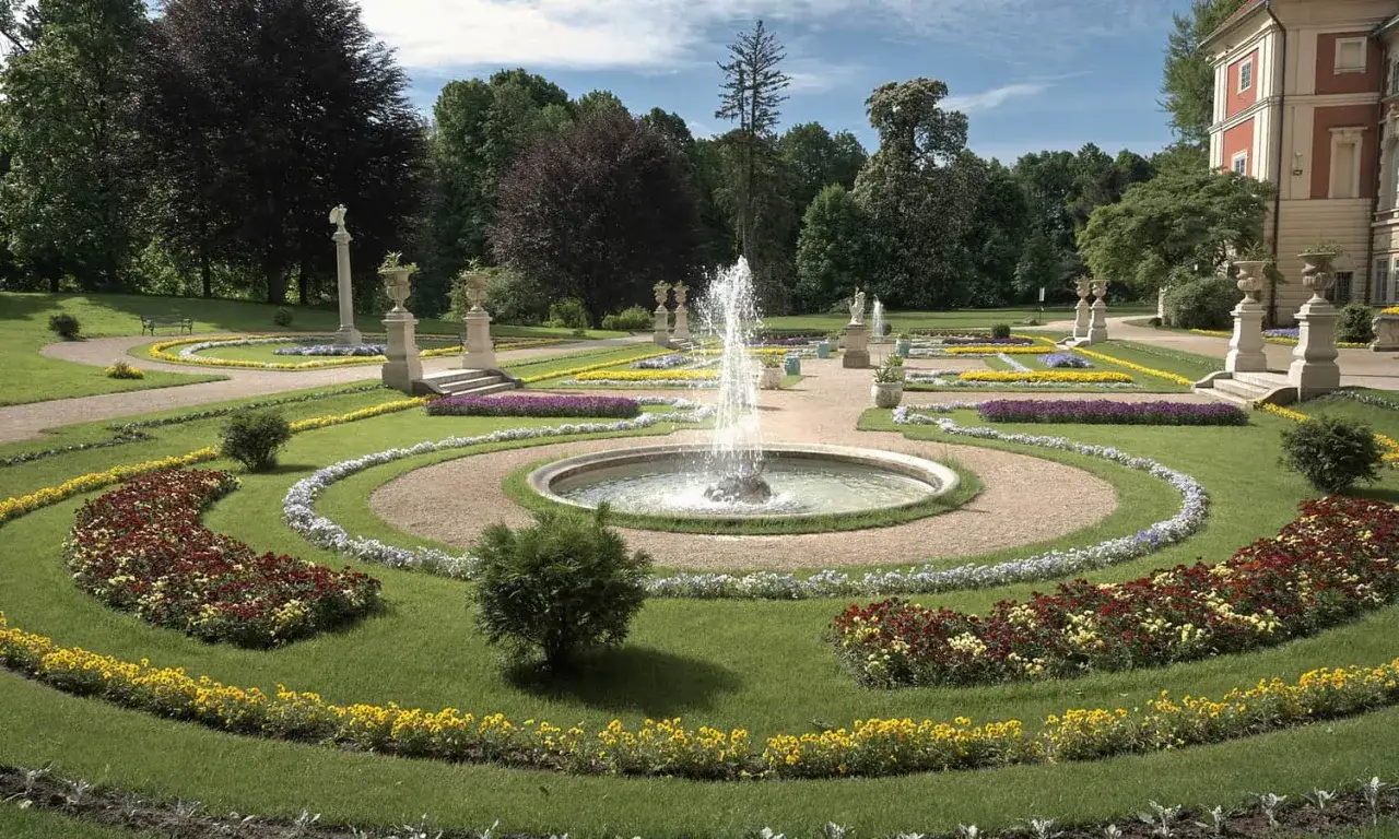 Piękny park w Łańcucie, z fontanną i kwiecistymi rabatami, to jedna z głównych atrakcji.