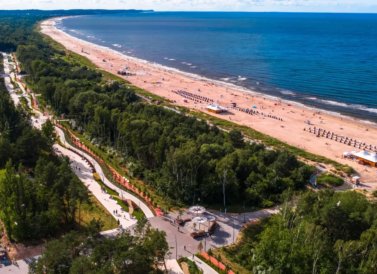 Idealne miejsce, gdzie pociągiem nad morze dotrzesz do pięknej plaży i lasu. Spacerowe ścieżki wiodą przez zieleń, a potem otwiera się widok na Bałtyk.