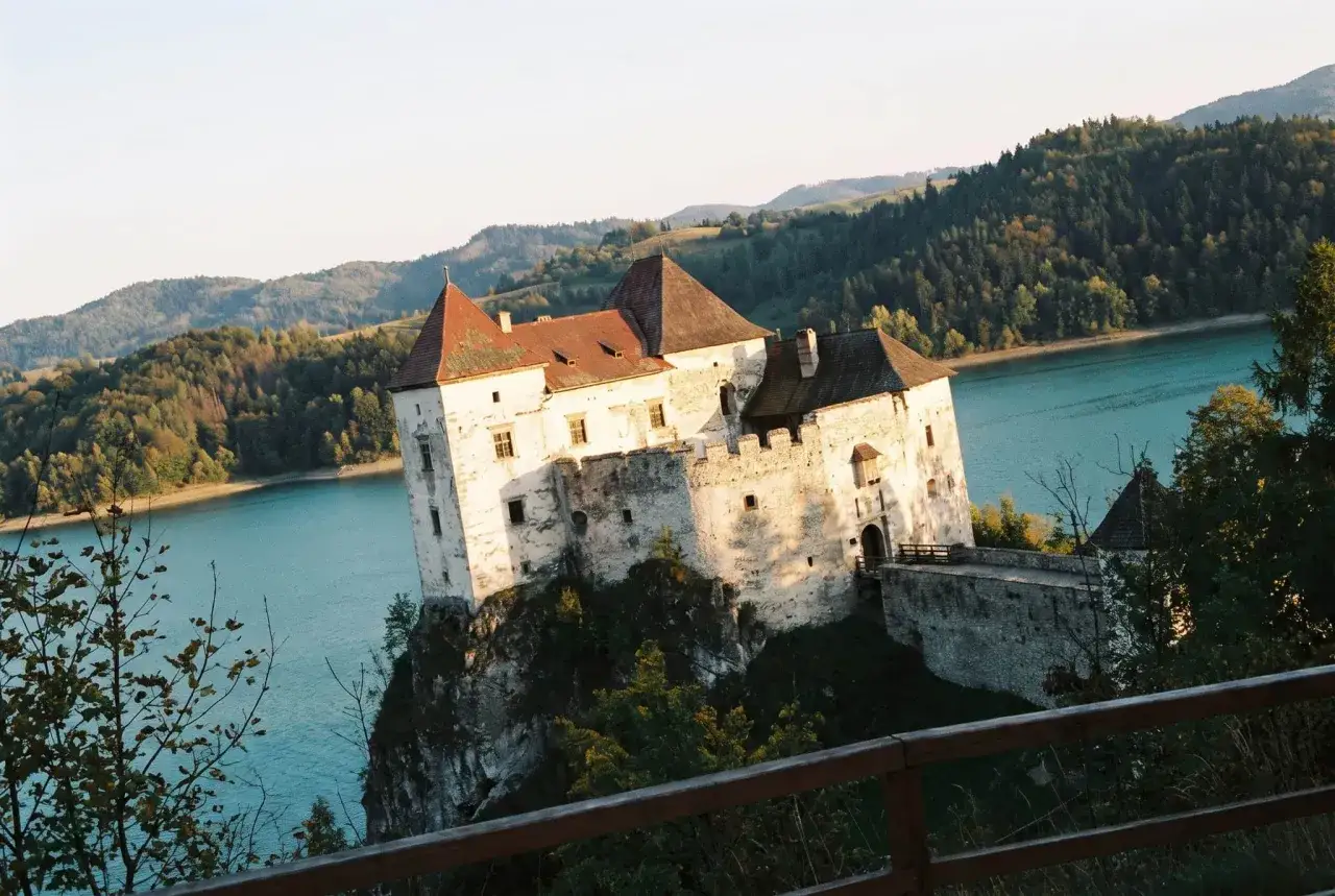 Zamek na skale nad turkusową wodą, otoczony lasami. Niedzica atrakcje zachwycają o każdej porze roku.