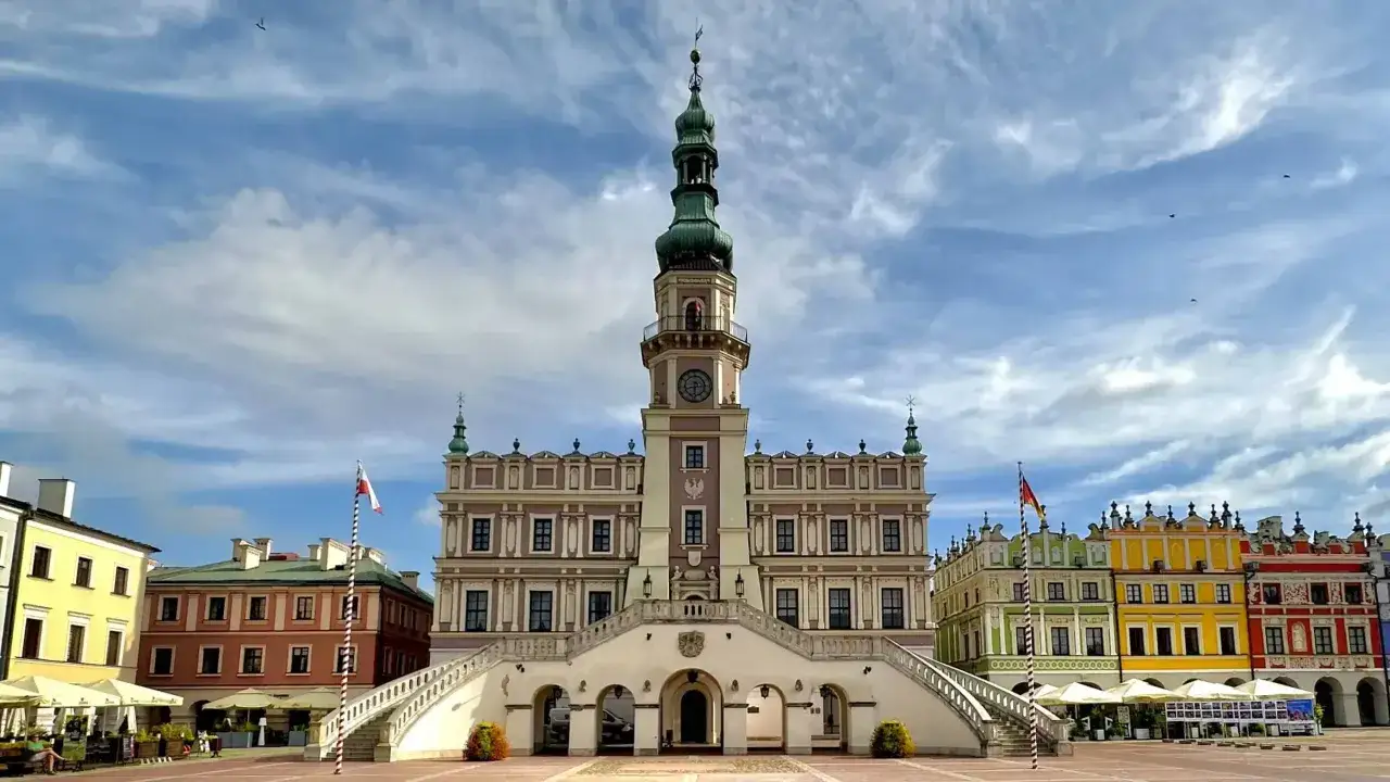 Ratusz i kolorowe kamieniczki na Rynku Wielkim w Zamościu. To jedne z najpiękniejszych zamość atrakcje.