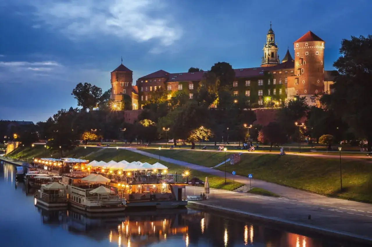 Wieczorny spacer po Wiśle, gdzie Wawel lśni w blasku świateł. Idealne romantyczne miejsca okolice Krakowa.