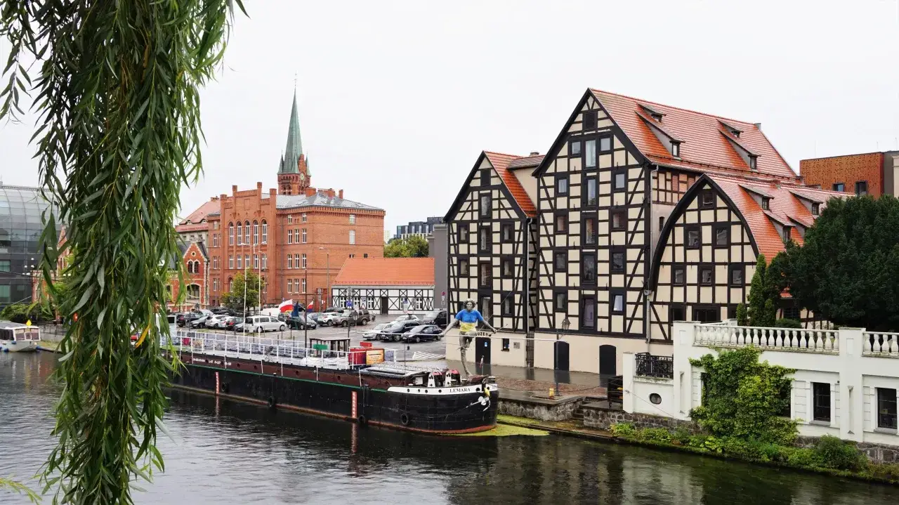 Bydgoszcz atrakcje: nad Brdą, zabytkowe kamienice, katedra, barka Lemara i rzeźba 