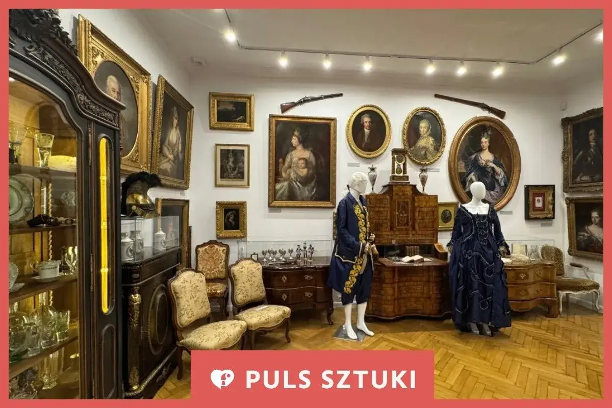 Wnętrze jednego z muzeów w Polsce, pełne obrazów, zabytkowych mebli i strojów z epoki.