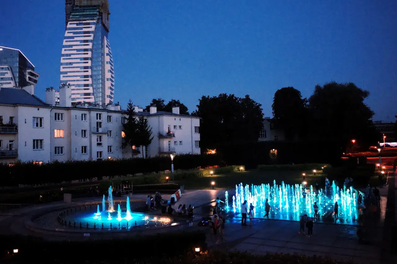 Wieczorne Rzeszów atrakcje: rozświetlone fontanny i nowoczesne budynki tworzą magiczny klimat.