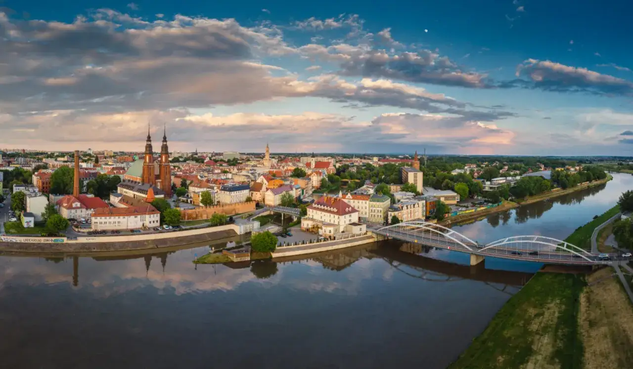 Widok na Opolską Katedrę i most nad Odrą. Piękne opolskie atrakcje w letnim słońcu.