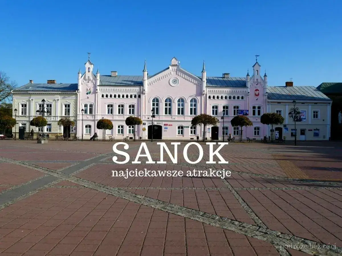 Sanok: Rynek z ratuszem i kamienicami, idealne miejsce na odkrywanie najciekawszych atrakcji miasta.